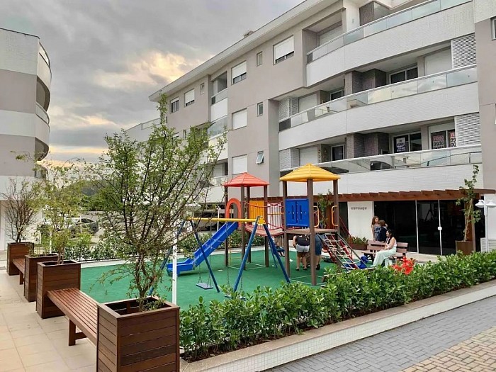 Plaza blanda y juegos infantiles