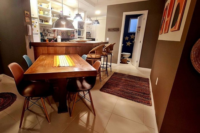 Desde el living, vista del comedor, cocina y puerta del toilet, a la derecha el pasillo que lleva a las suites.