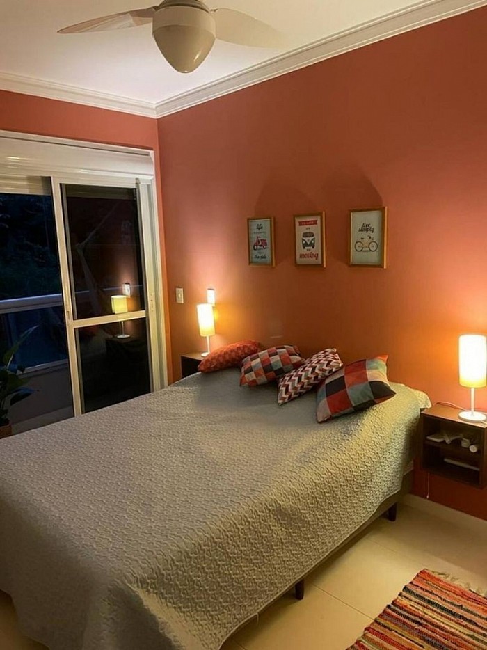 Suite con salida al balcon, baño privado, cama matrimonial. Aire acondicionado, ventilador de techo, Persianas motorizadas.