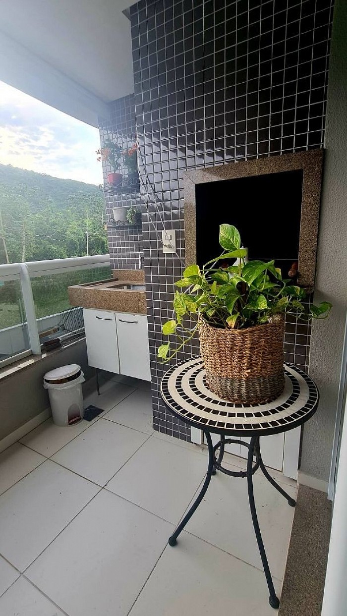 Balcon, parrilla, pileta lavar,mesa y sillas